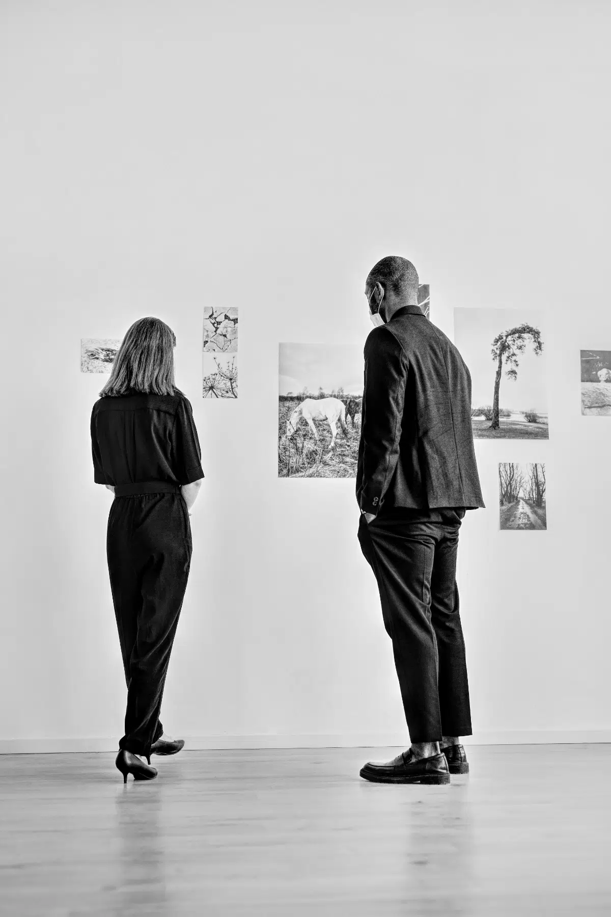 people-looking-at-art-in-gallery-2025-03-07-09-47-21-utc